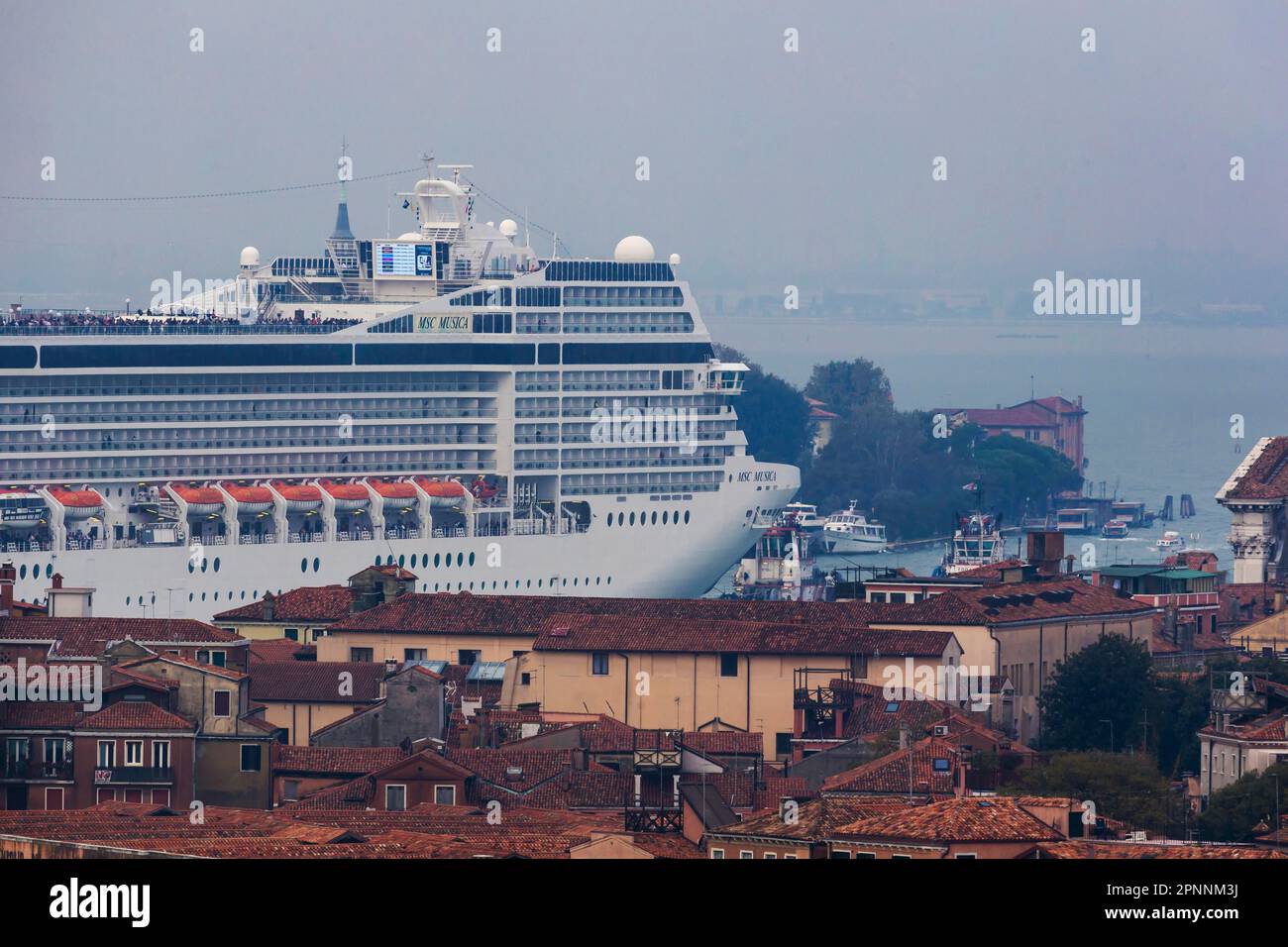 Das Kreuzfahrtschiff MSC Musica der Schifffahrtsgesellschaft MSC Cruises fährt zum Kreuzfahrtanleger Stazione Marittima. In der Zwischenzeit segeln Sie durch die Stockfoto