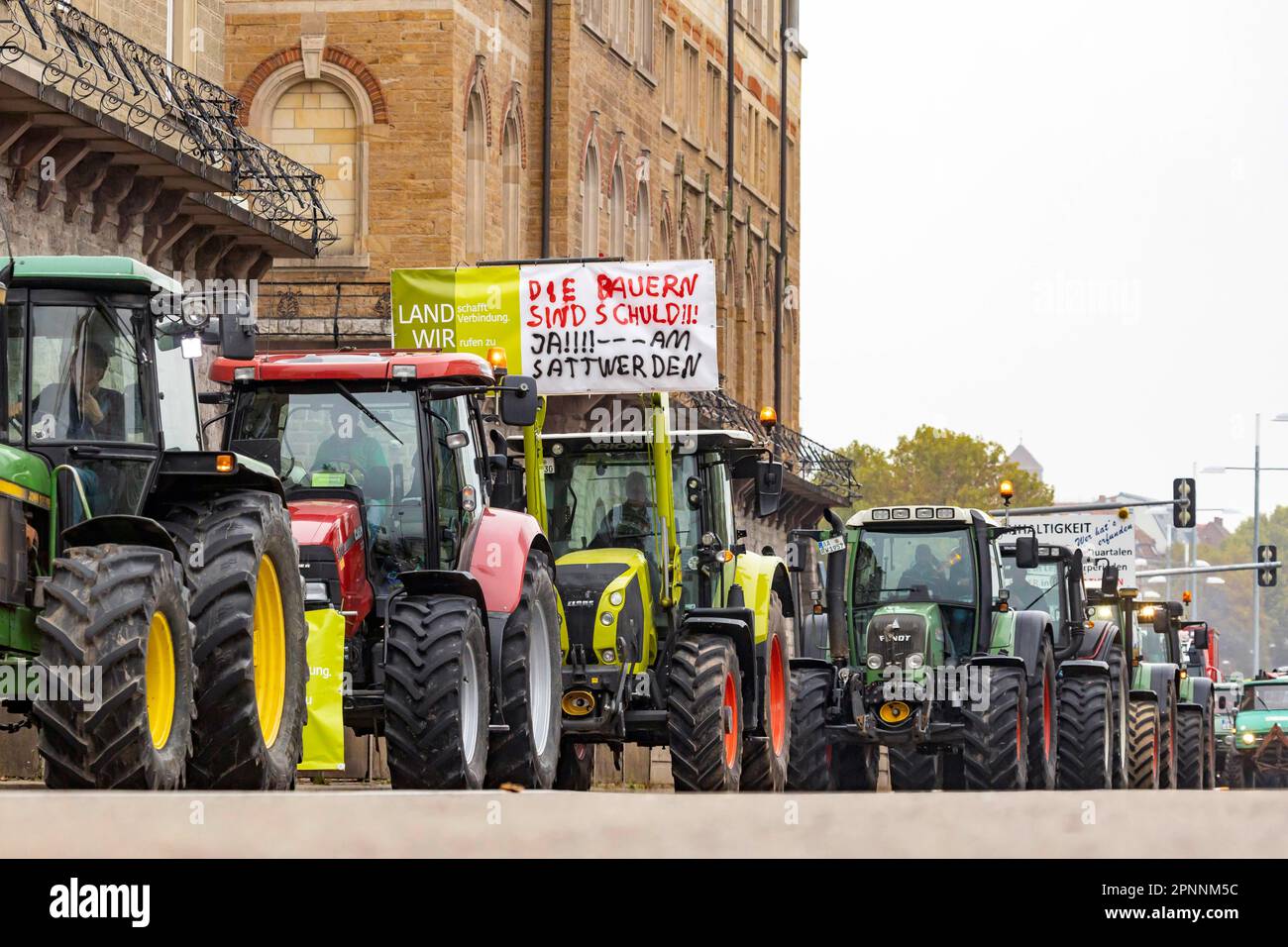 Die Landwirte demonstrieren gegen die Agrarpolitik der Bundesregierung und der EU sowie gegen schlechte Preise und sammeln sich mit Traktoren in der Stockfoto