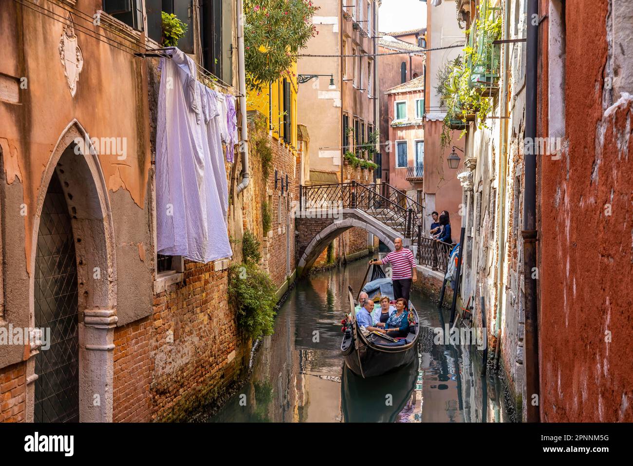 Gondoliere in traditionellen Gondeln, Besichtigungstouren für Touristen durch enge Kanäle, Venedig, Venetien, Italien Stockfoto