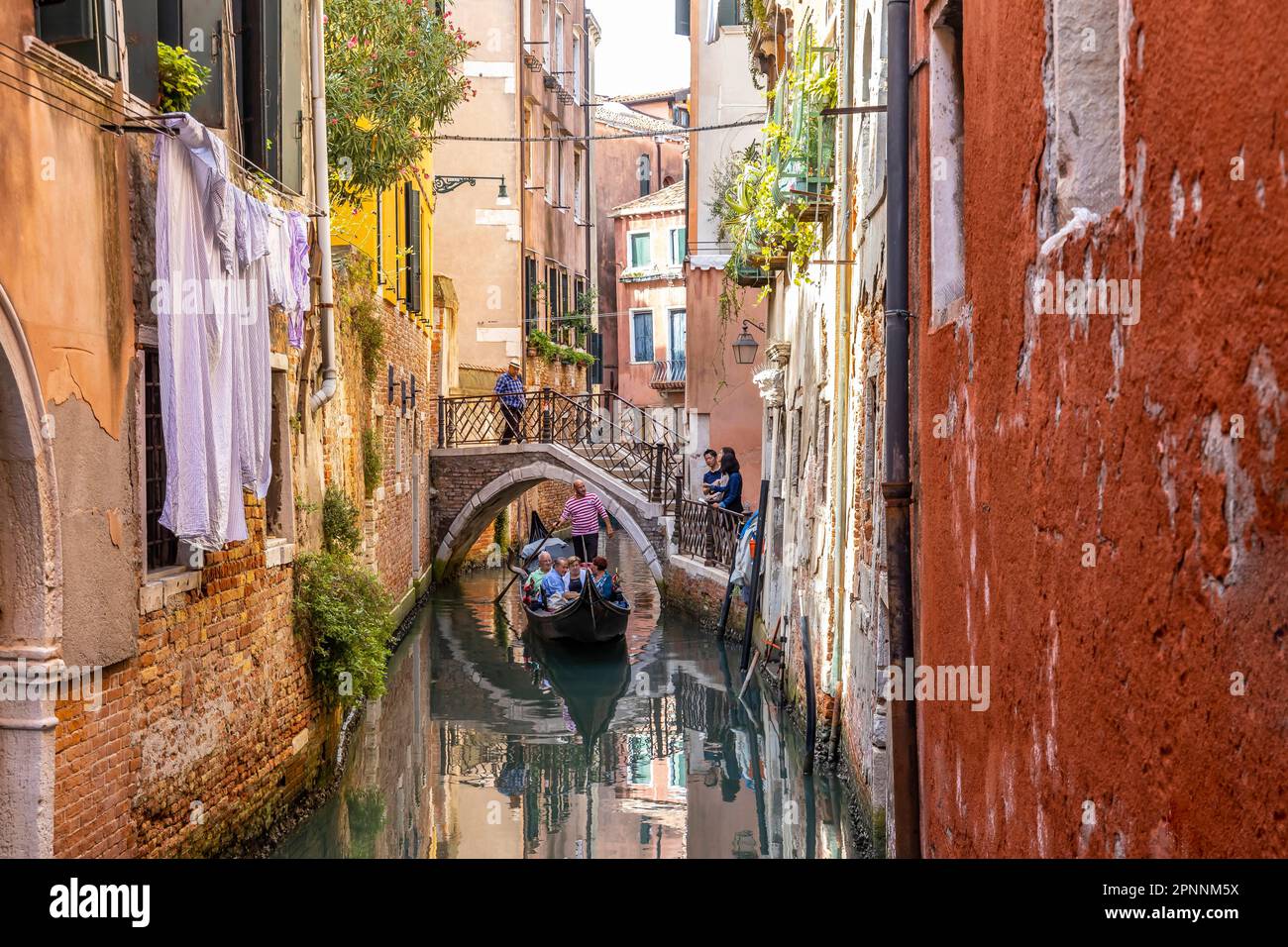 Gondoliere in traditionellen Gondeln, Besichtigungstouren für Touristen durch enge Kanäle, Venedig, Venetien, Italien Stockfoto