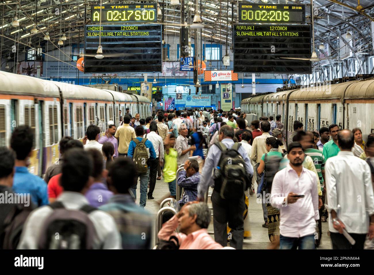 Überfüllte Züge und Passagiere am Bahnhof CHURCHGATE, Mumbai, Maharashtra, Indien Stockfoto