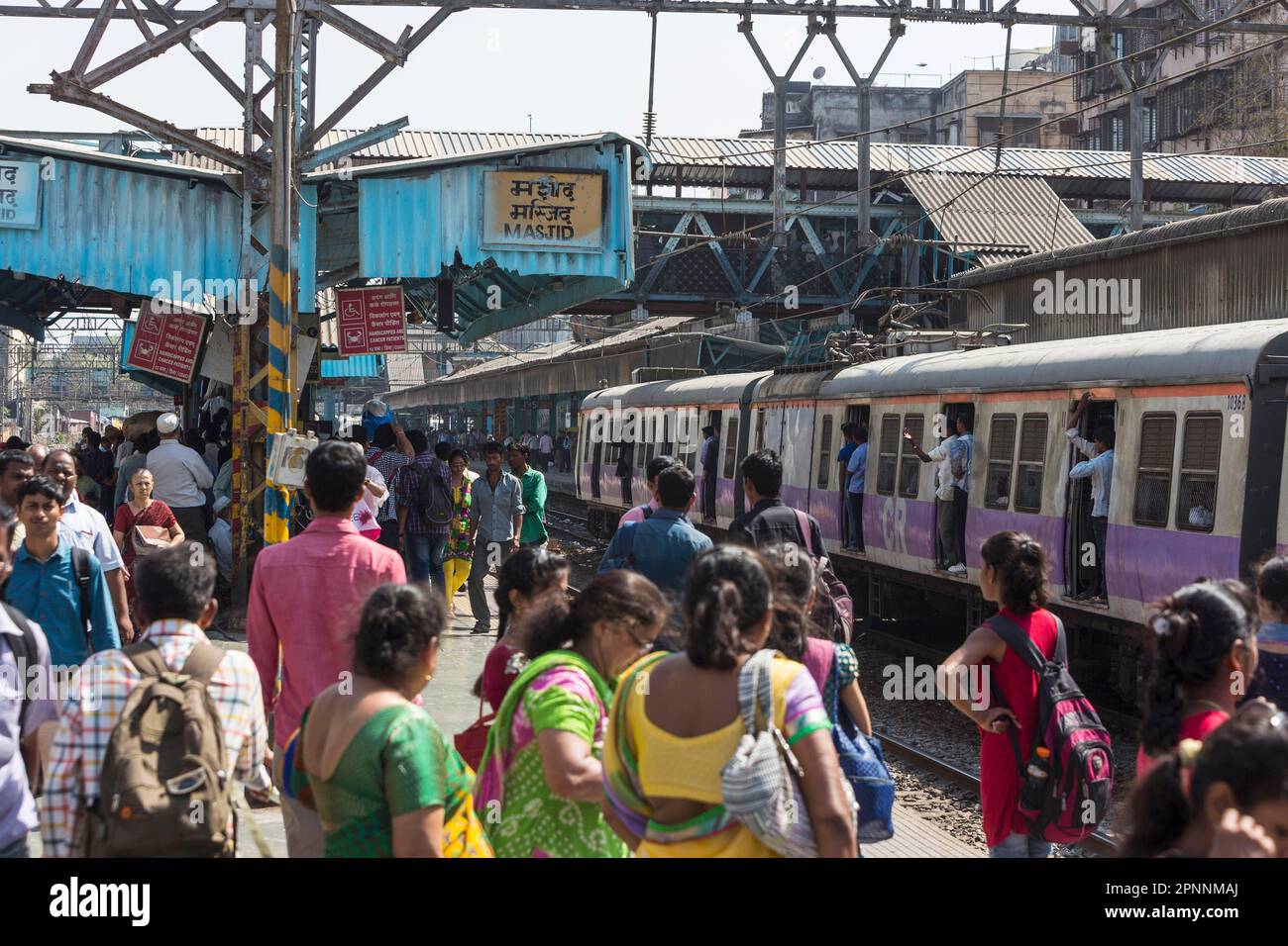 Überfüllte Züge und Passagiere am BAHNHOF MASJID der Central Line, Mumbai, Maharashtra, Indien Stockfoto