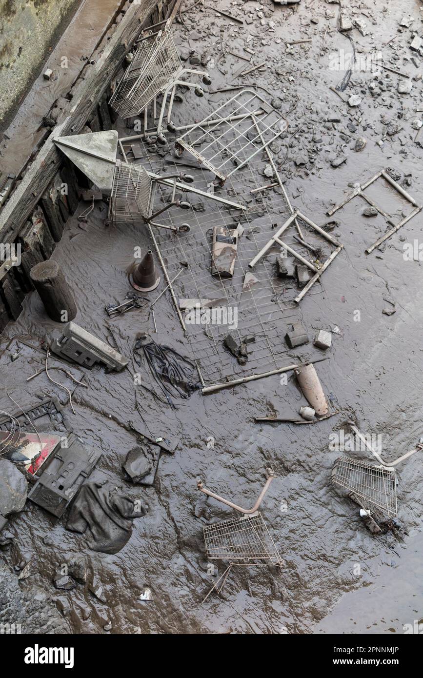 Niedrigwasser am Ericusgraben, der Schlamm zeigt das Erbe der modernen Konsumgesellschaft, Einkaufswagen, Verkehrsschilder und Müll, symbolisches Foto von Stockfoto
