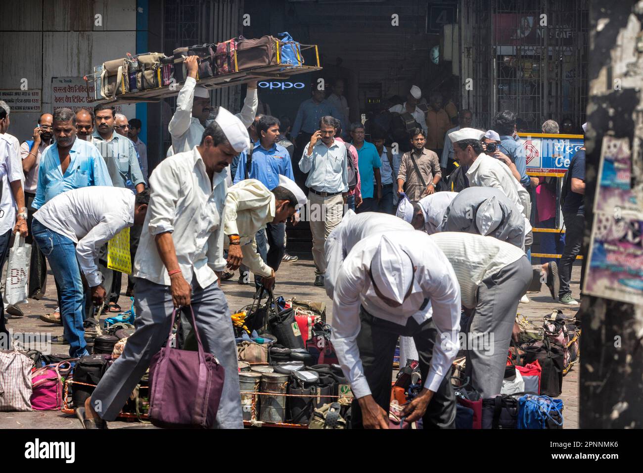 Rund 5000 Dabbawalas bringen Büromitarbeitern ihr tägliches Mittagessen mit hervorragender Liefergenauigkeit. Das Essen, das normalerweise von der Frau zubereitet wird, wird in gesammelt Stockfoto