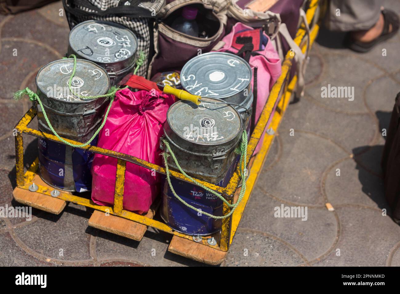 Rund 5000 Dabbawalas bringen Büromitarbeitern ihr tägliches Mittagessen mit hervorragender Liefergenauigkeit. Das Essen, das normalerweise von der Frau zubereitet wird, wird in gesammelt Stockfoto