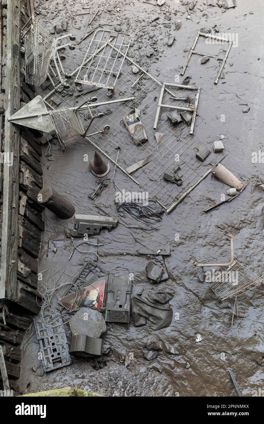 Niedrigwasser am Ericusgraben, der Schlamm zeigt das Erbe der modernen Konsumgesellschaft, Einkaufswagen, Verkehrsschilder und Müll, symbolisches Foto von Stockfoto
