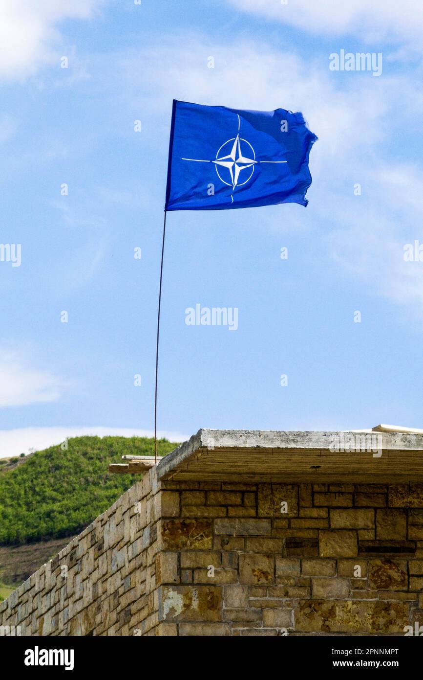 NATO-Flagge, häufiges Image, seit 2009 ist der Balkanstaat Mitglied der Verteidigungsallianz Cerrik, Qark Elbasan, Albanien Stockfoto