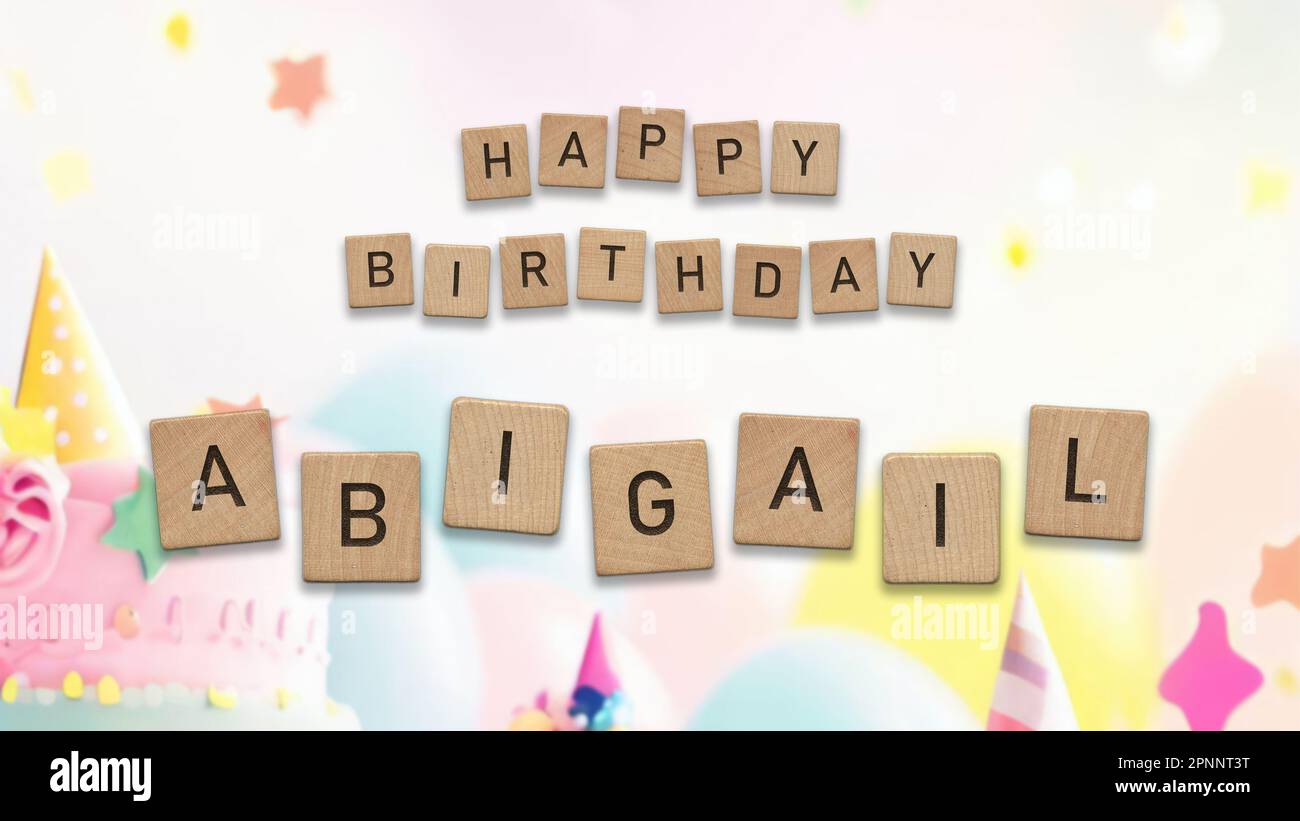 Happy Birthday Abigail Karte mit Holzziegeln Text. Geburtstagskarte für Mädchen mit farbenfrohem Hintergrund. Stockfoto