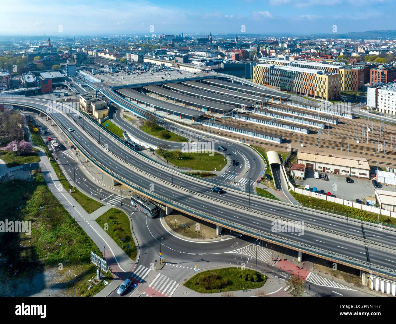 Krakau, Polen. Stadtbild mit Hauptbahnhof und großem Parkplatz auf dem Dach. Erhöhte Stadtautobahn mit Kreuzungen, Drehkreuzen und Rampen. Alter Abschleppwagen Stockfoto