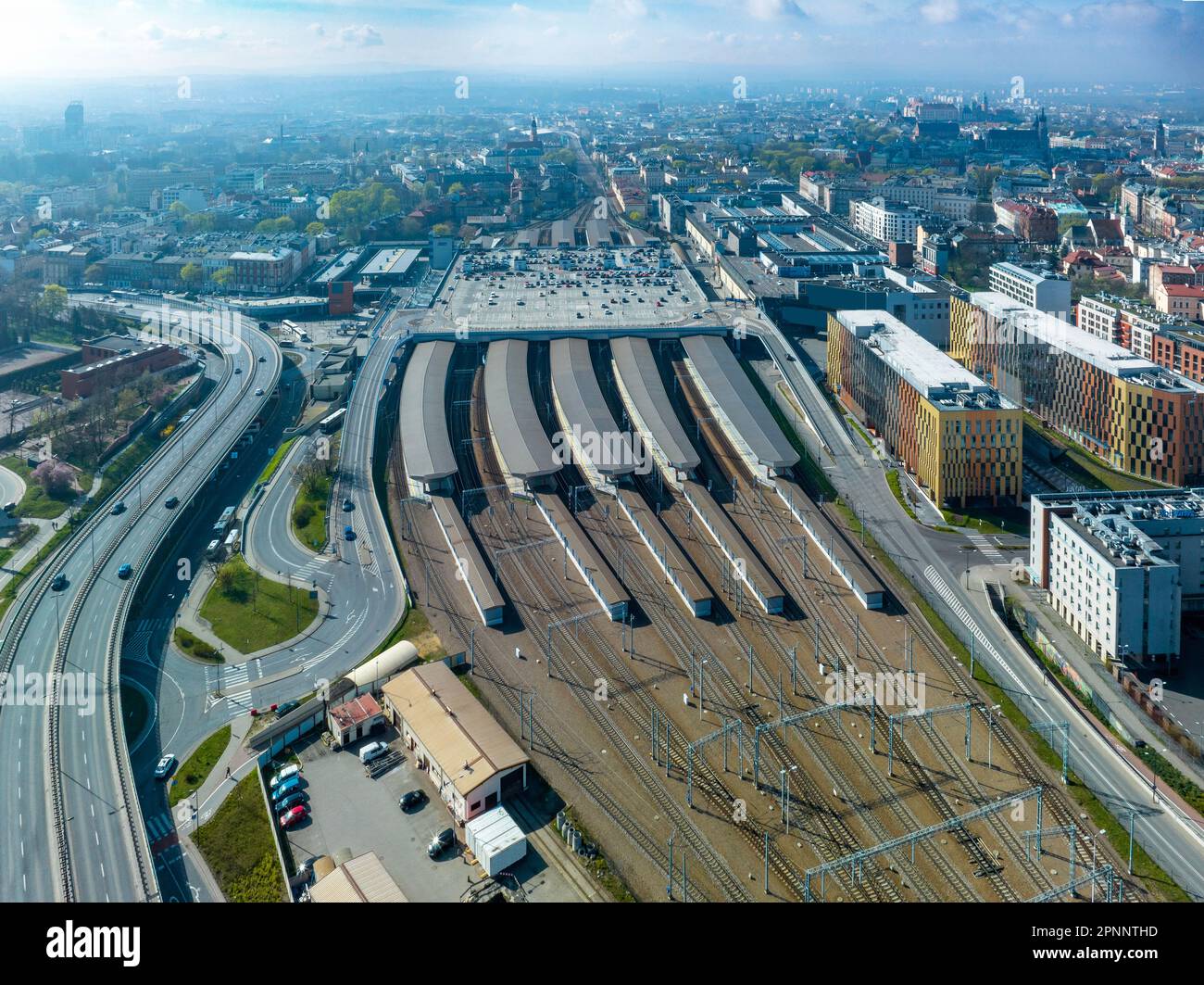 Krakau, Polen. Stadtbild mit Hauptbahnhof und großem Parkplatz auf dem Dach. Erhöhte Stadtautobahn mit Kreuzungen, Drehkreuzen und Rampen. Alter Abschleppwagen Stockfoto
