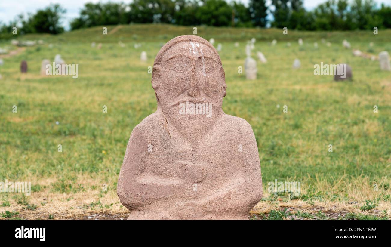 Historische Steinskulpturen in der Nähe des Turms Old Burana, die verschiedene Figuren und Szenen aus der kirgisischen Geschichte und Kultur darstellen. Diese Skulpturen bieten Einstiche Stockfoto