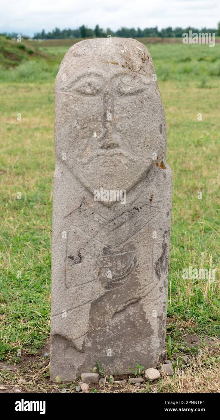 Historische Steinskulpturen in der Nähe des Turms Old Burana, die verschiedene Figuren und Szenen aus der kirgisischen Geschichte und Kultur darstellen. Diese Skulpturen bieten Einstiche Stockfoto