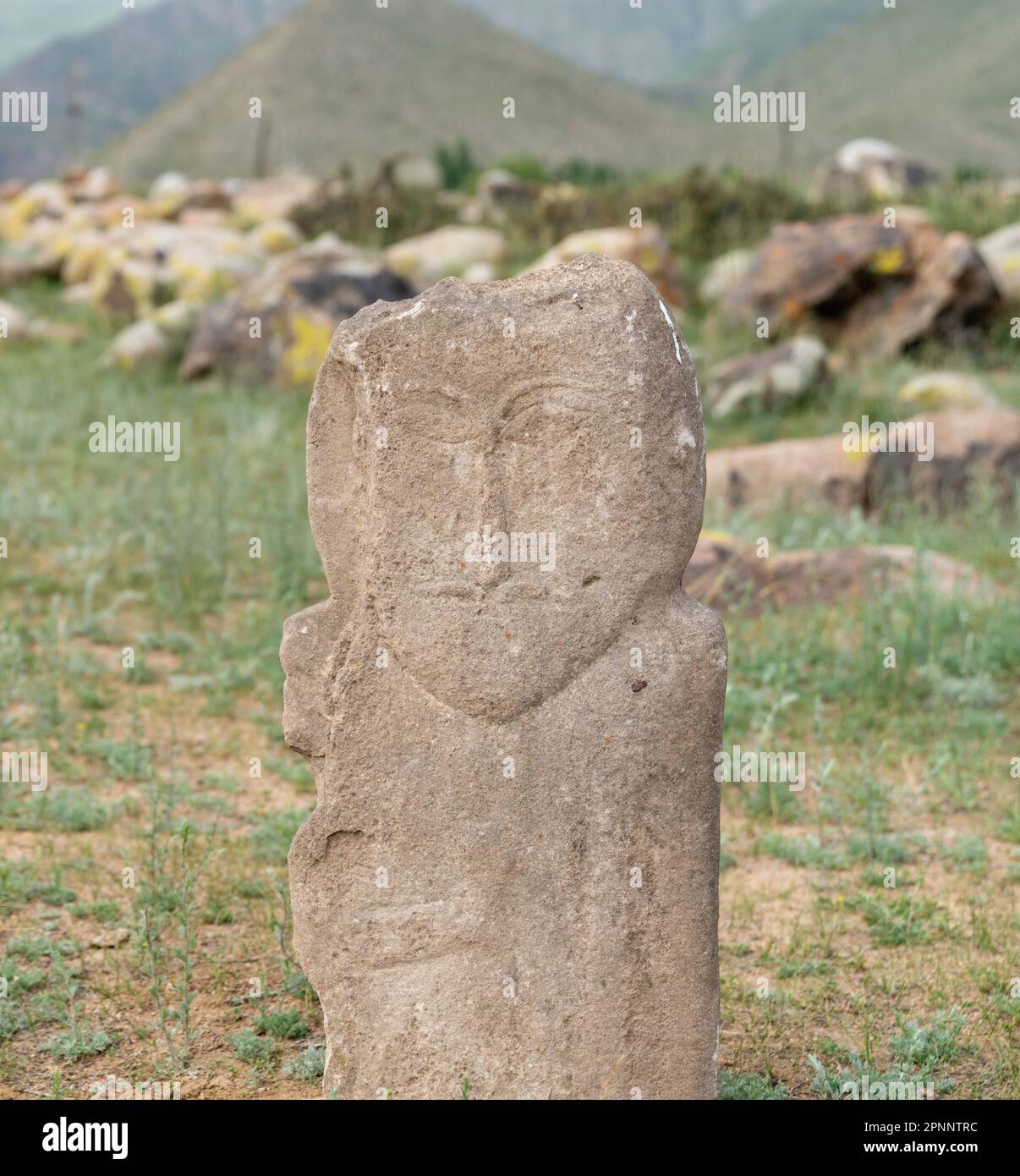 Historische Steinskulpturen in der Nähe des Turms Old Burana, die verschiedene Figuren und Szenen aus der kirgisischen Geschichte und Kultur darstellen. Diese Skulpturen bieten Einstiche Stockfoto