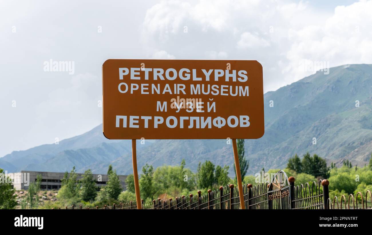 Beschilderung für Petroglyph Open Air Museum, eine einzigartige Außenausstellung mit alten Felsschnitzereien und Gravuren, die als Felszeichnungen bekannt sind Stockfoto