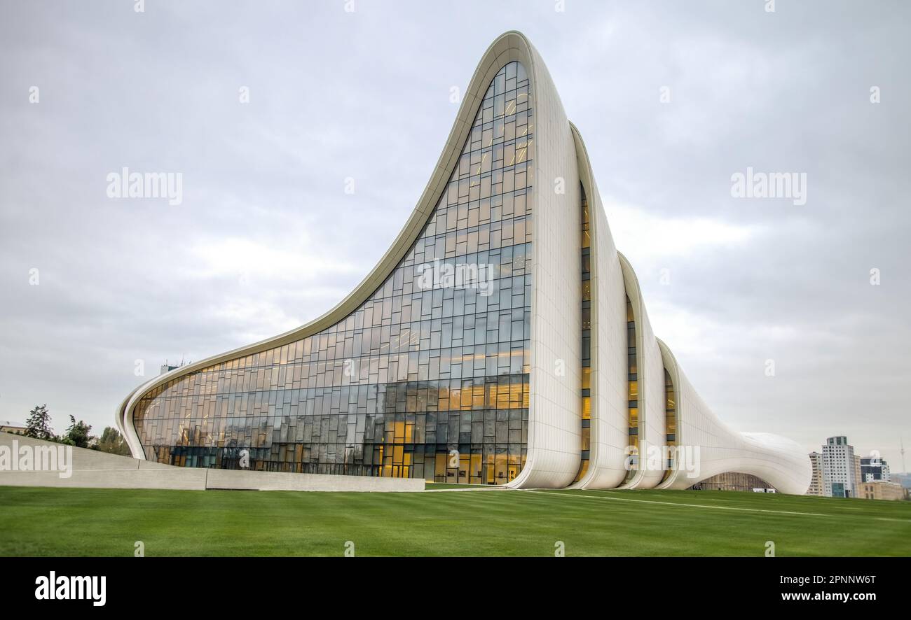 Baku, Aserbaidschan - Dezember 2022: Das Haydar Aliyev Center ist ein modernistisches Kulturzentrum, entworfen von der Architektin Zaha Hadid. Stockfoto