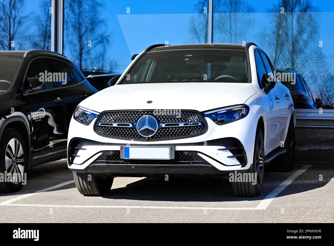 Neuer weißer Mercedes-Benz 4MATIC Luxus-SUV vor einem Händlerbetrieb geparkt. Salo, Finnland. 10. April 2023. Stockfoto