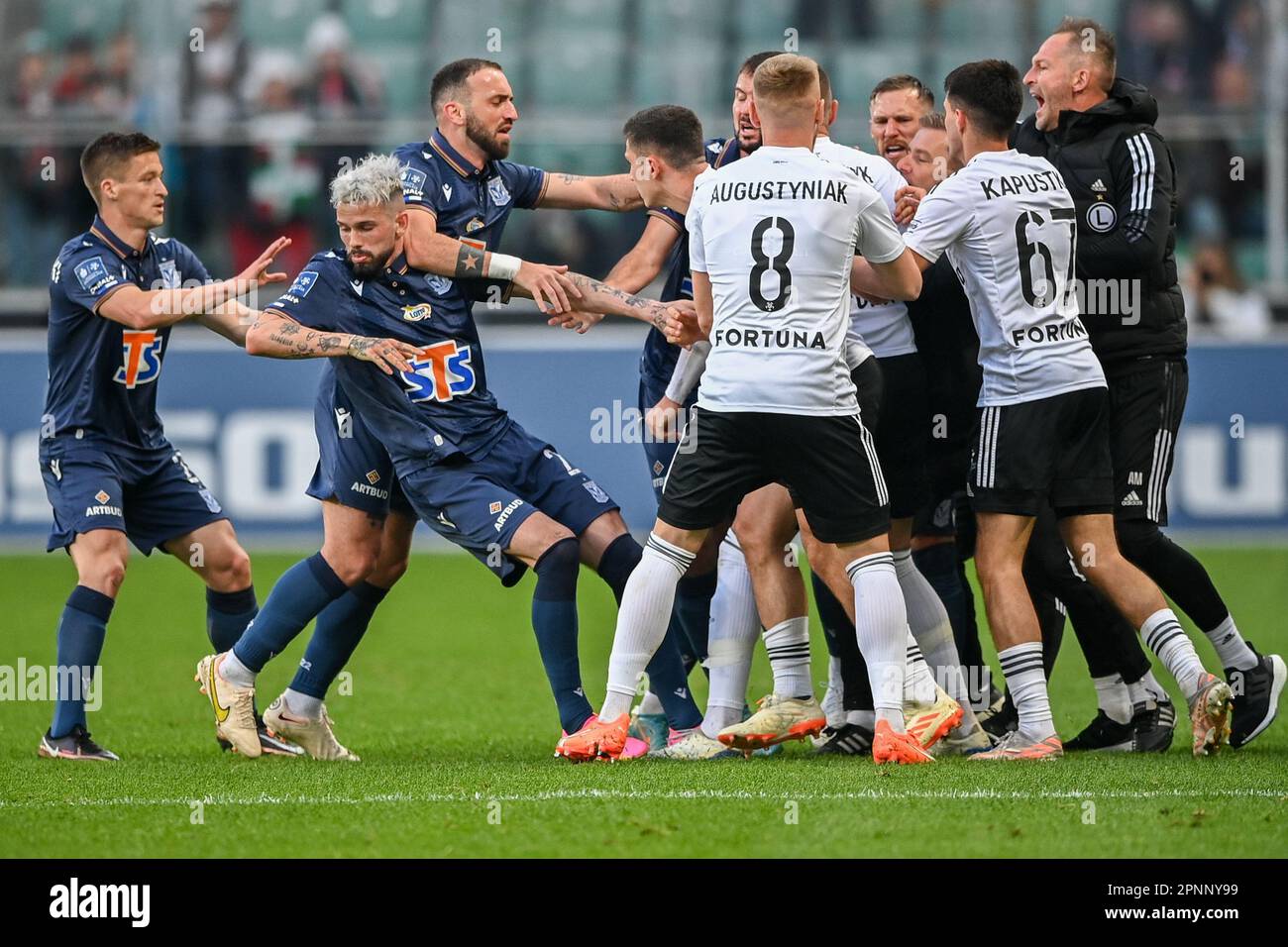 WARSCHAU, POLEN - 16. APRIL 2023: Polnische Fußballliga T-Mobile Ekstraklasa o/p: Artur Jedrzejczyk (Legia) Kristoffer Velde (Lech) Fight Stockfoto