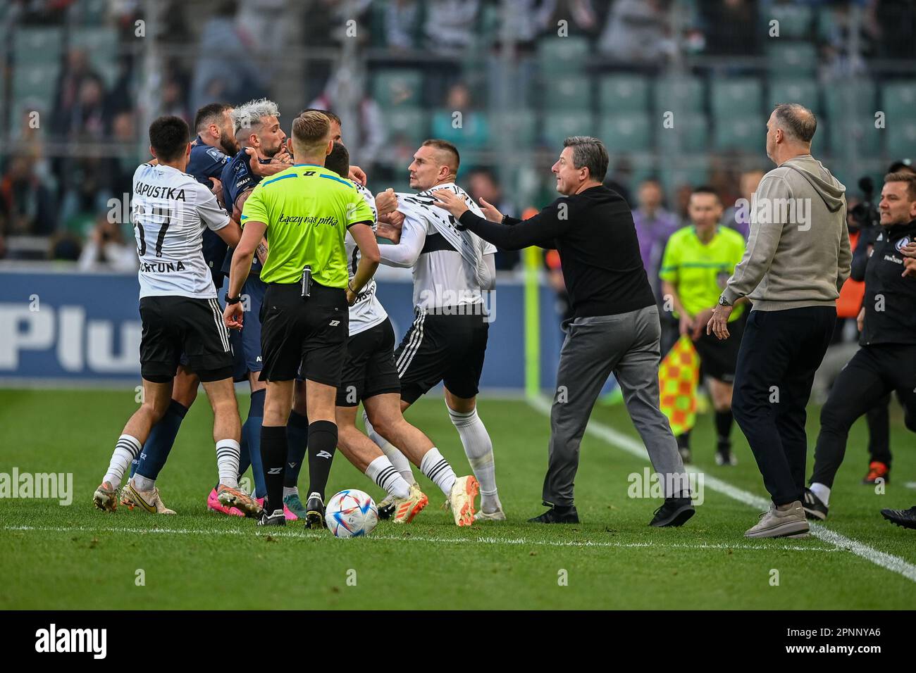 WARSCHAU, POLEN - 16. APRIL 2023: Polnische Fußballliga T-Mobile Ekstraklasa o/p: Artur Jedrzejczyk (Legia) Kristoffer Velde (Lech) Kosta Runjaic Coac Stockfoto