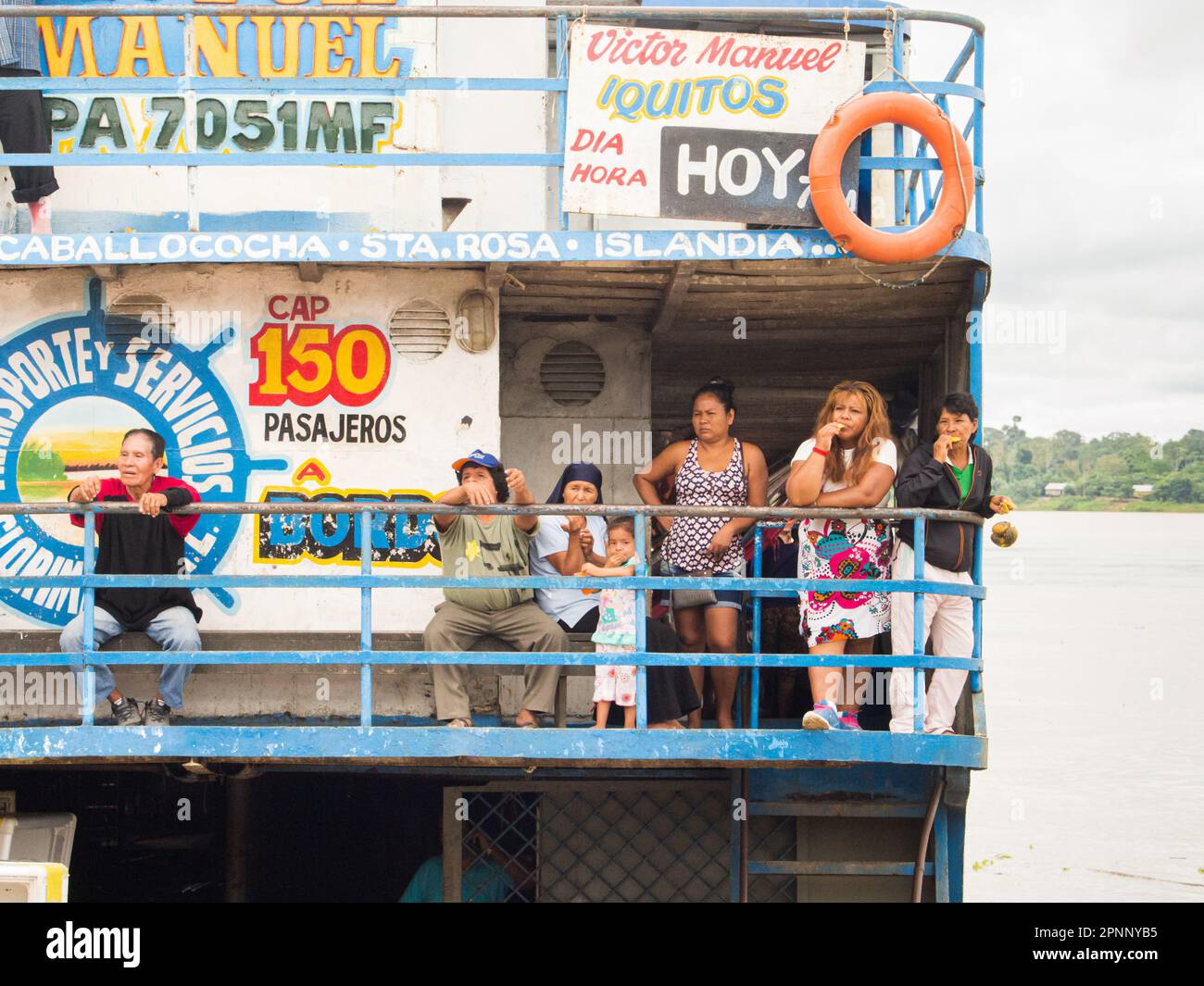Amazonas, Peru - Dez, 2017: Passanten auf dem Frachtschiff mitten im Amazonas, Amazonien, Südamerika Stockfoto
