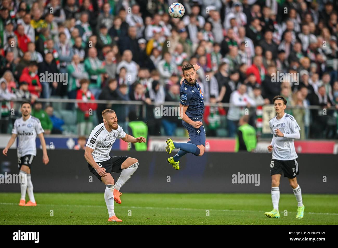 WARSCHAU, POLEN - 16. APRIL 2023: Polnische Fußballliga T-Mobile Ekstraklasa o/p: Rafal Augustyniak (Legia) Artur Sobiech (Lech) Stockfoto