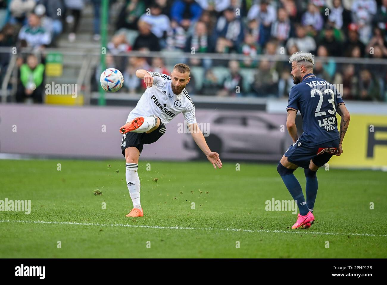 WARSCHAU, POLEN - 16. APRIL 2023: Polnische Fußballliga T-Mobile Ekstraklasa o/p: Rafal Augustyniak (Legia) Stockfoto