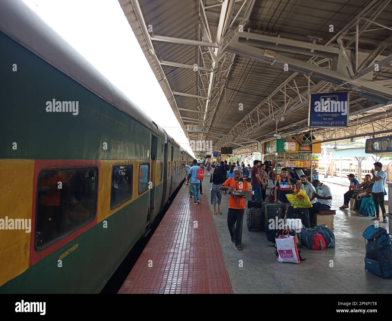 indischer Bahnhof, indischer Zug, thrissur Bahnhof, Bahn, Reise, Eisenbahntransport in indien, indien, indischer Bahnhof, Menschenmenge, Pendelverkehr Stockfoto