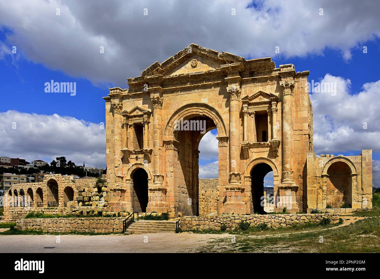 Arch of Hadrian 129/130 n. Chr., römische Ruinen, Jerash, Jordanien, antike Stadt, Verfügt über eine ununterbrochene Kette menschlicher Besetzung, die 6500 Jahre zurückreicht, Stockfoto