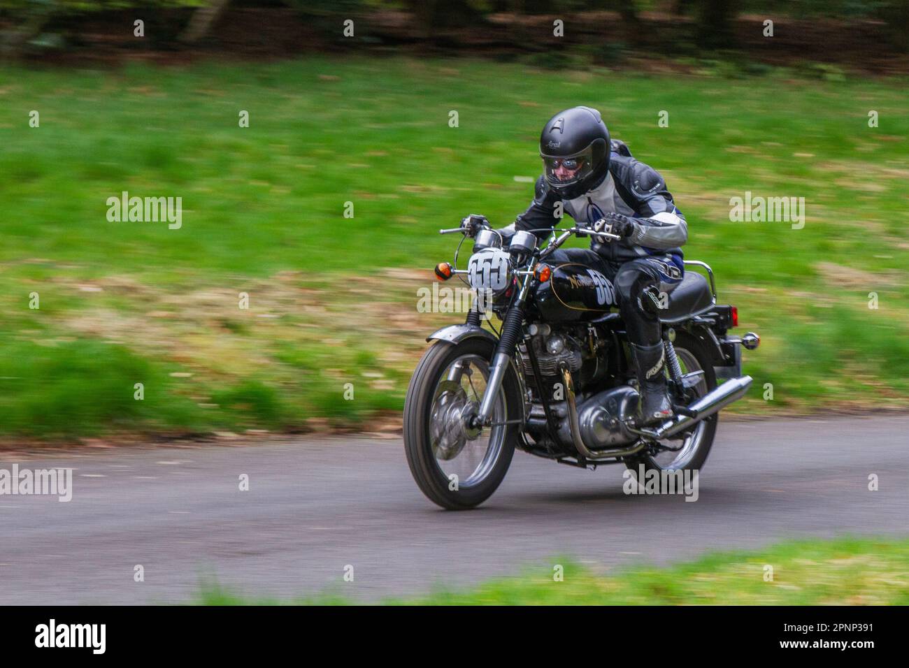Fahrrad Nr. 555 Joseph Butterworth Fahrt auf einer 1973, 70s Seventies Supersport Norton Commando 850cc; auf der 2023 HOGHTON TOWER SPRINT COURSE 1/8. Timed Mile Fahrt. Stockfoto