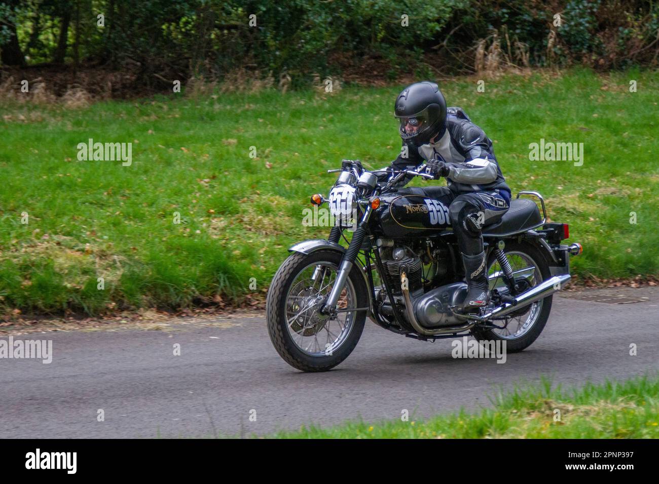 Fahrrad Nr. 555 Joseph Butterworth Fahrt auf einer 1973, 70s Seventies Supersport Norton Commando 850cc; auf der 2023 HOGHTON TOWER SPRINT COURSE 1/8. Timed Mile Fahrt. Stockfoto