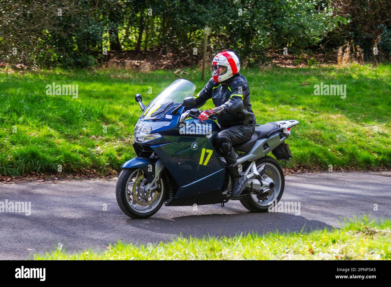 Modernes Powerbike Nr. 17 Paul Cairns mit 2008 BMW K1200 1171cc; 2023 HOGHTON TOWER SPRINT COURSE 1/8. Timed Mile. Stockfoto