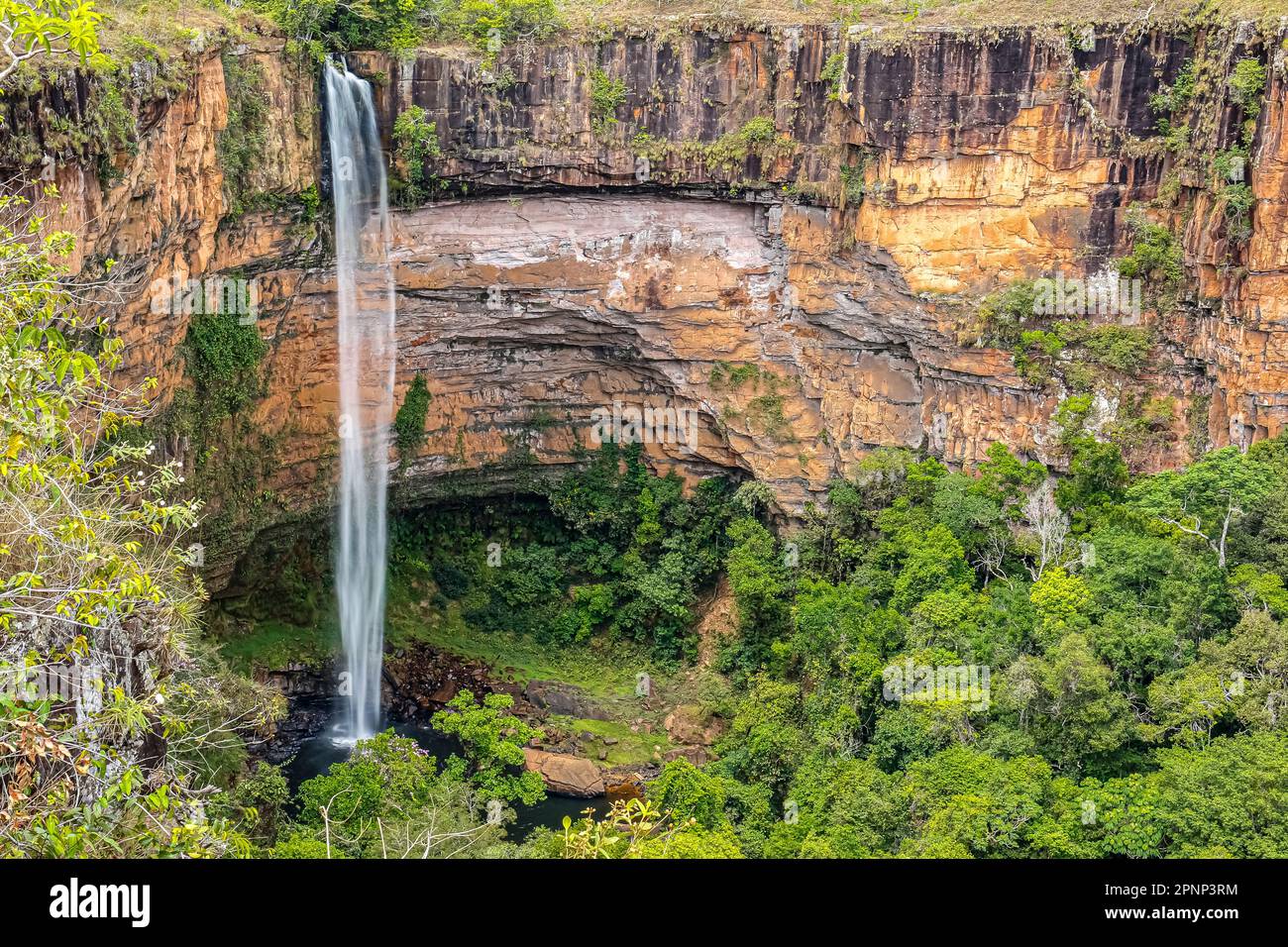 Aufnahmen aus einem hohen Winkel des wunderschönen Bridal Veil, des Wasserfalls Vèu da Noiva, von Chapada dos Guimarães, Mato Grosso, Brasilien, Südamerika Stockfoto