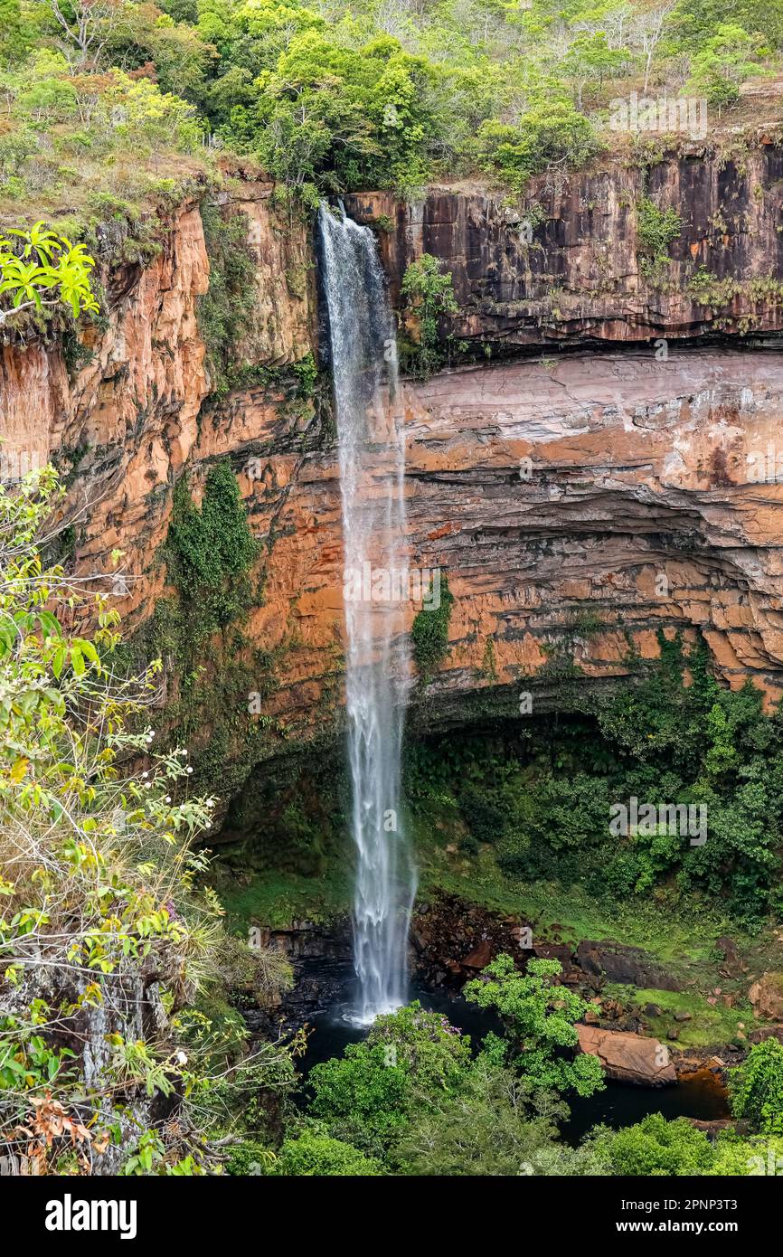 Aufnahmen aus einem hohen Winkel des wunderschönen Bridal Veil, des Wasserfalls Vèu da Noiva, von Chapada dos Guimarães, Mato Grosso, Brasilien, Südamerika Stockfoto