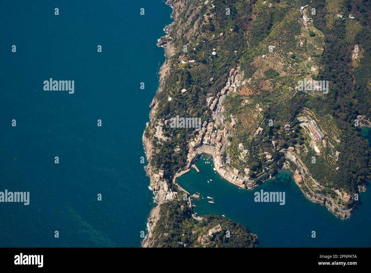 Der Naturpark Portofino, Ligurien, Italien. Luftaufnahme aus dem Flugzeug vor der Landung in Genua Stockfoto