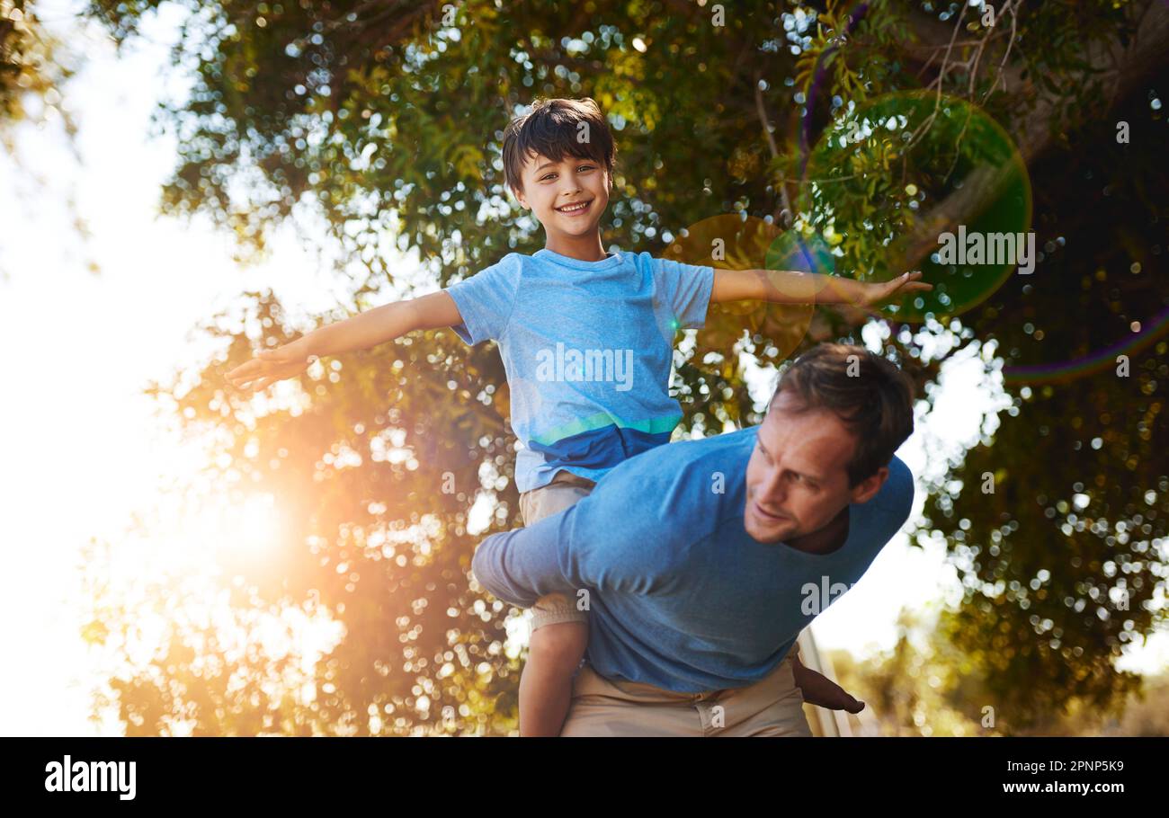 Zeit mit der Familie ist Spaß. Porträt eines Vaters und seines jungen Sohnes, die schöne Zeit draußen verbringen. Stockfoto