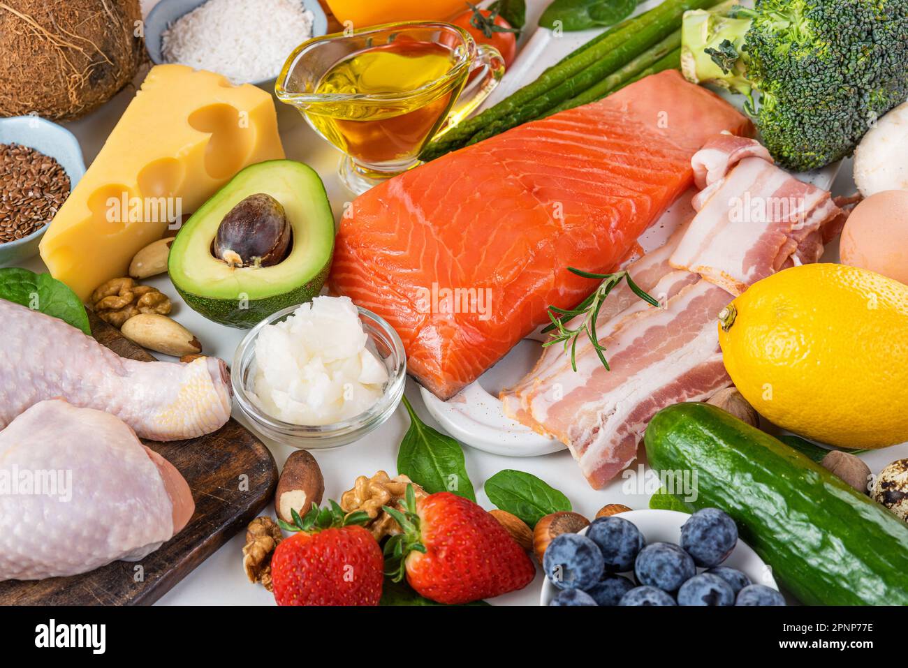 Keto-Diät-Konzept. Ketogene Diätkost. Ausgewogener kohlenhydratarmer Lebensmittelhintergrund. Gemüse, Fisch, Fleisch, Käse, Nüsse. Atkins-Diät Stockfoto