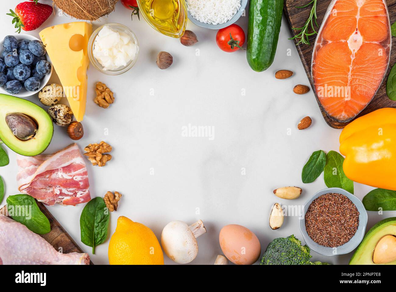 Gesunde, ausgewogene Ernährung. Keto, Low Carb, atkins-Diät-Konzept. Rahmen aus Fisch, Fleisch, Obst und Gemüse auf weißem Hintergrund. Draufsicht Stockfoto