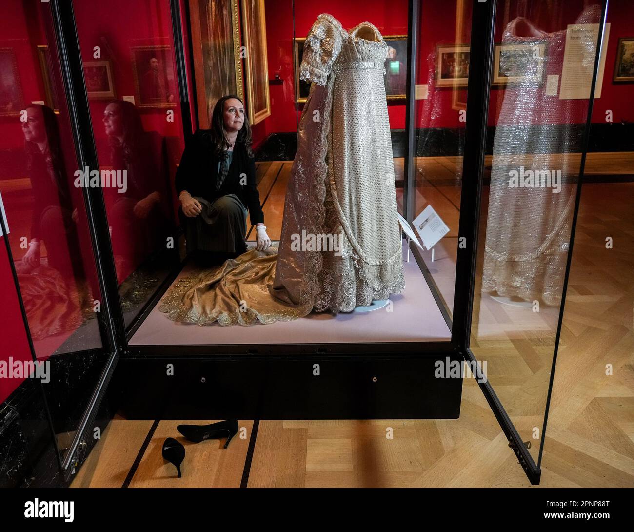 ANMERKUNG: Bilder dürfen nur für Nachrichtenredaktionelle verwendet werden, nur in Verbindung mit der Ausstellung Style & Society: Dressing the Georgians in the Queen's Gallery, Buckingham Palace. Anna Reynolds, Ausstellungskuratorin, passt das früheste noch existierende britische königliche Hochzeitskleid an, das Prinzessin Charlotte von Wales bei ihrer Hochzeit von Prinz Leopold von Cobourg im Jahr 1816 trug und während der Vorschau von The Style & Society: Dressing the Georgians in der Queen's Gallery, Buckingham Palace in London, ausgestellt wird. Die Ausstellung soll „das Leben im 18. Jahrhundert durch die Mode des Tages wiederbeleben“. Stockfoto