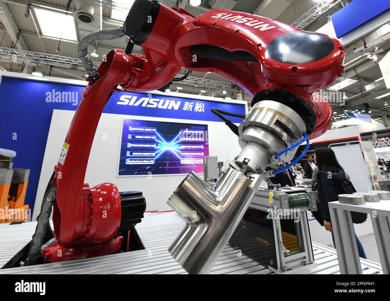 (230420) -- HANNOVER, 20. April 2023 (Xinhua) -- Dieses Foto wurde am 18. April 2023 aufgenommen und zeigt einen Industrieroboter von Siasun Robot and Automation Co., Ltd. Auf der Hannover Messe 2023 in Hannover. Chinesische Unternehmen sind auf den globalen Märkten wettbewerbsfähig und immer bereit zu lernen und sich zu verbessern, hat Jochen Koeckler, Vorstandsvorsitzender der Deutschen Messe AG, am Mittwoch über die über 800 chinesischen Unternehmen berichtet, die an der Hannover Messe 2023 teilnehmen. Auf der Messe, einer der größten der Welt, die von April 17 bis April 21 stattfindet, werden mehr als 4.000 Unternehmen ausgestellt Stockfoto