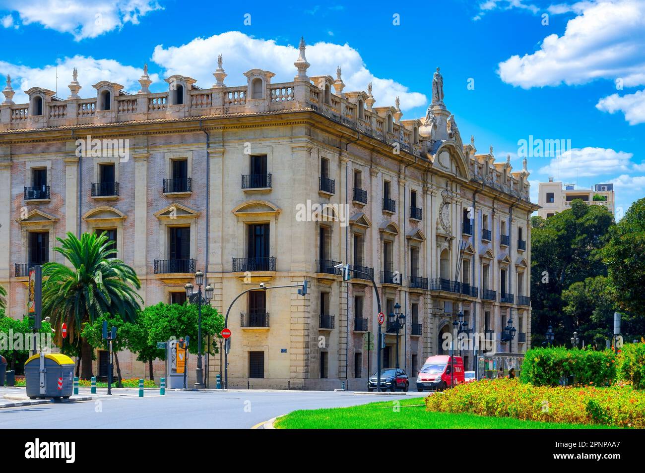 Valencia, Spanien - 17. Juli 2022: Außenarchitektur des Obersten Militärgerichts Stockfoto