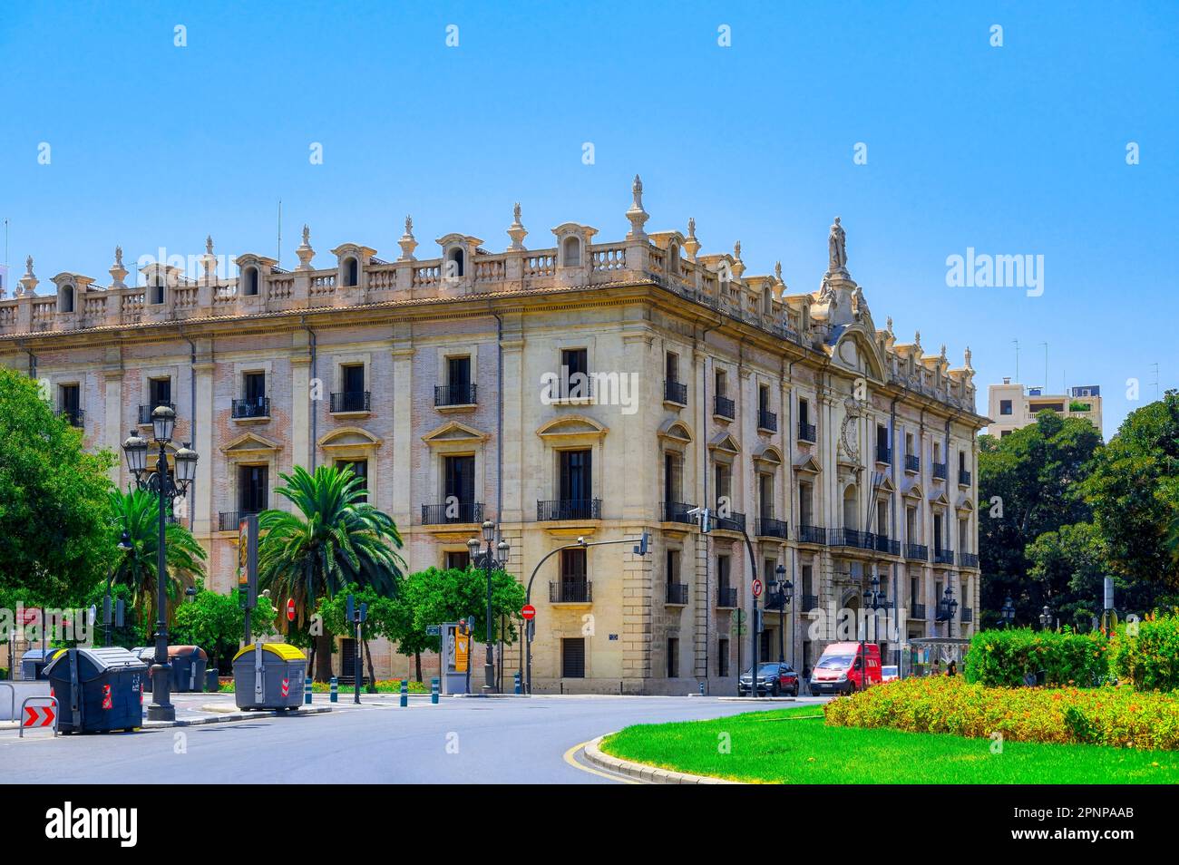 Valencia, Spanien - 17. Juli 2022: Außenarchitektur des Obersten Militärgerichts Stockfoto