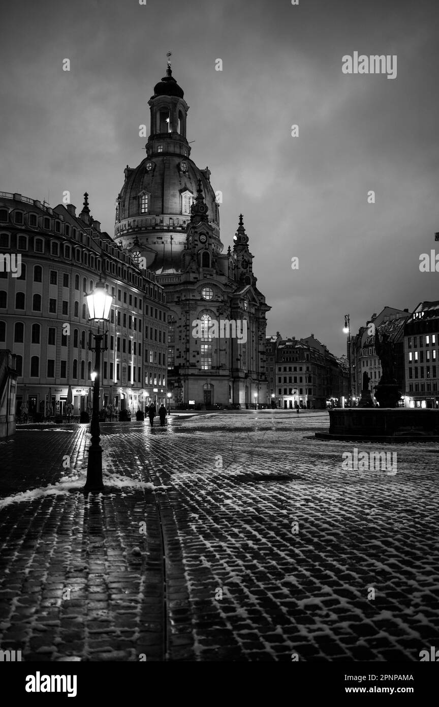 Einsamkeit nach dem Regen: Dresdens Frauenkirche in der Nacht Stockfoto