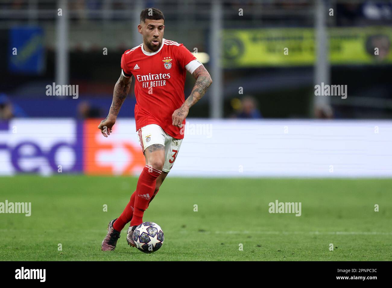 Mailand, Italien. 19. April 2023. Nicolas Otamendi von SL Benfica in Aktion beim Viertelfinale der UEFA Champions League auf der zweiten Etappe zwischen FC Internazionale und SL Benfica am 19. April 2023 im Stadio Giuseppe Meazza in Mailand, Italien. Kredit: Marco Canoniero/Alamy Live News Stockfoto