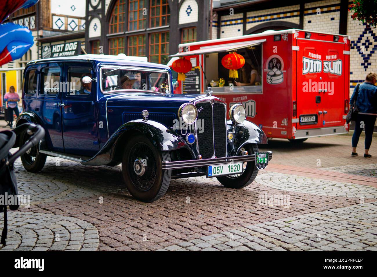 Szczawno-zdroj, Polen - August 6,2022: X Walbrzych International Rally of Oldtimer: Morris Oxford Six Saloon Stockfoto Szczawno-zdroj, Polen - August 6,2022: X Walbrzych International Rally of Oldtimer: Morris Oxford Six Saloon Stockfoto