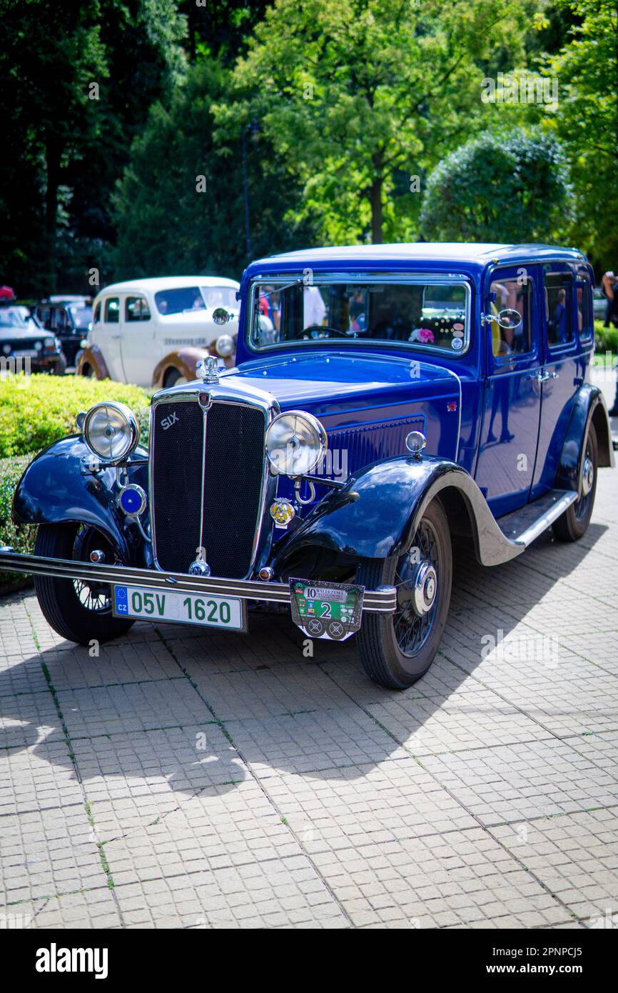 Szczawno-zdroj, Polen - August 6,2022: X Walbrzych International Rally of Oldtimer: Morris Oxford Six Saloon Stockfoto Szczawno-zdroj, Polen - August 6,2022: X Walbrzych International Rally of Oldtimer: Morris Oxford Six Saloon Stockfoto