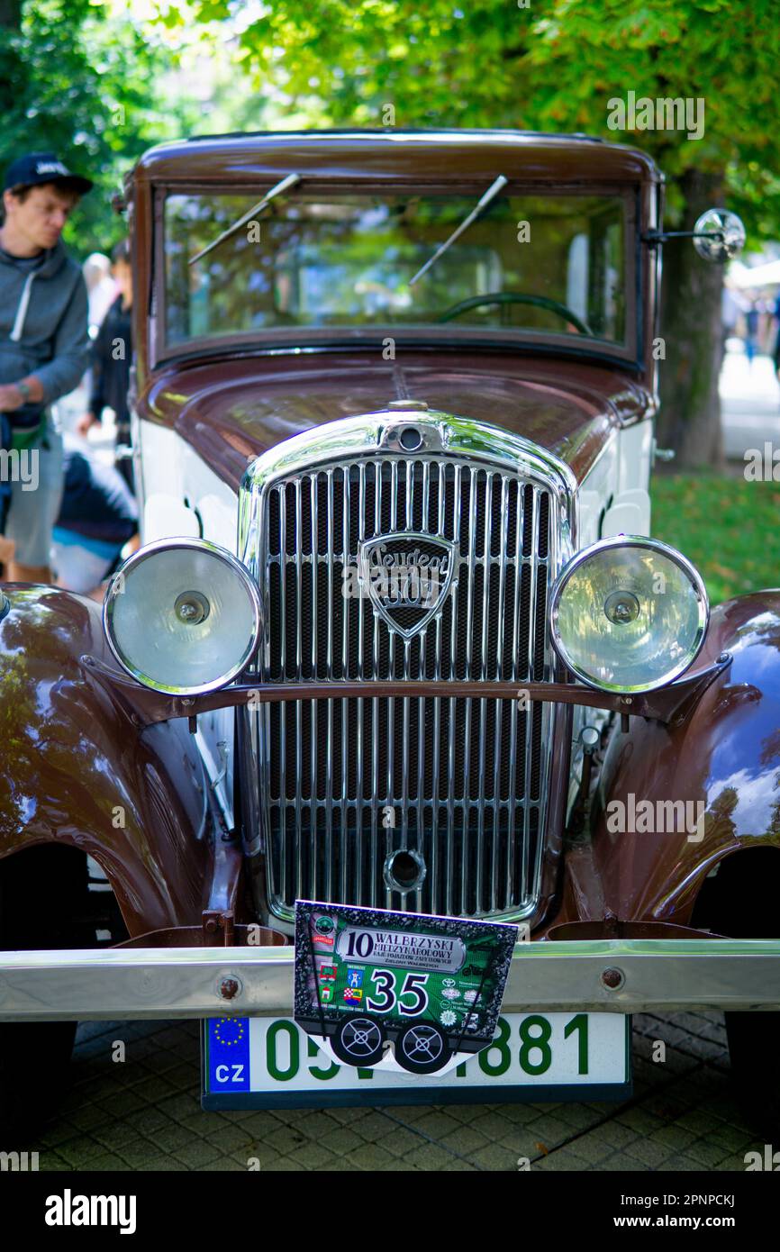 Szczawno-zdroj, Polen - August 6,2022: X Walbrzych International Rally of Oldtimer: Frontgrill von Peugeot 301 Stockfoto