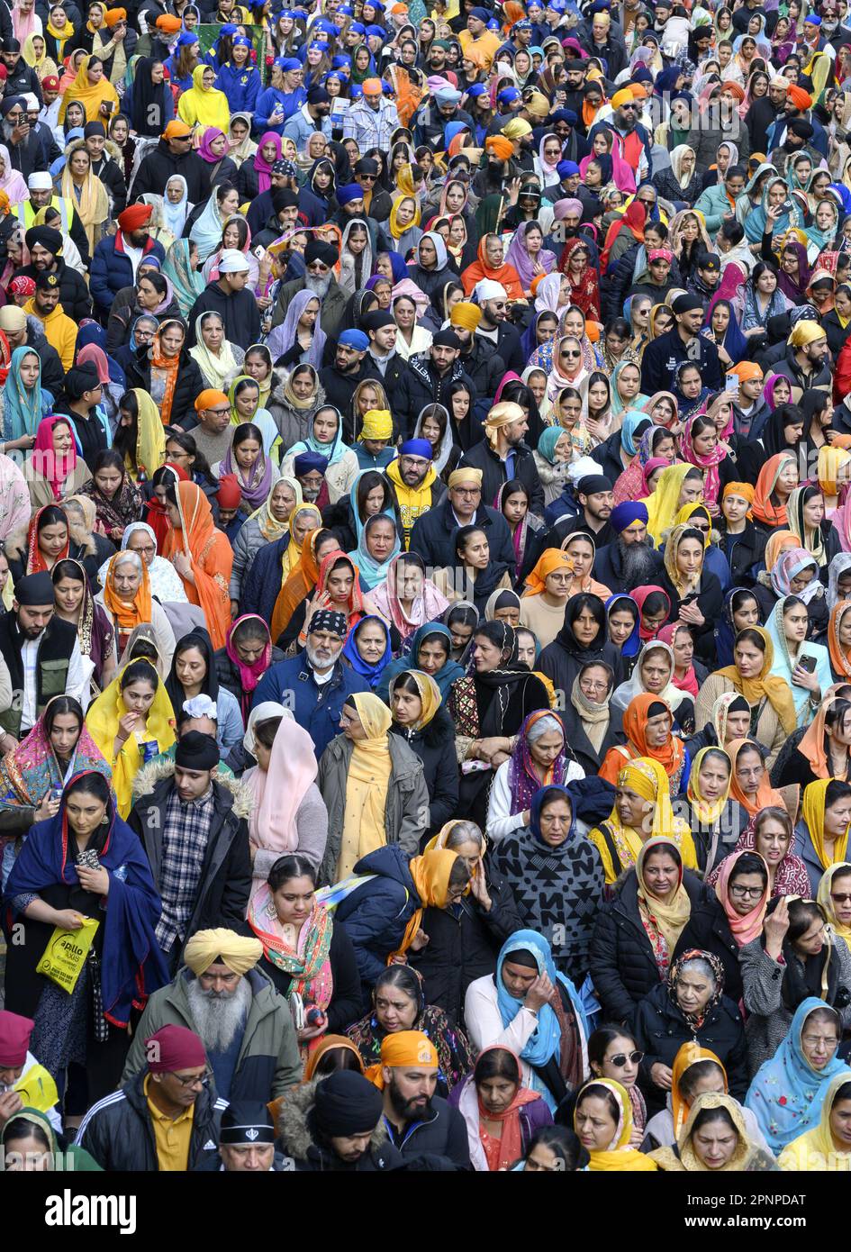 Gravesend, Kent, Großbritannien. Jährliche Vaisakhi-Feierlichkeiten im Stadtzentrum. Sikh Männer in Turbans und Frauen mit bunten Kopftüchern. 15. April 2023 Stockfoto