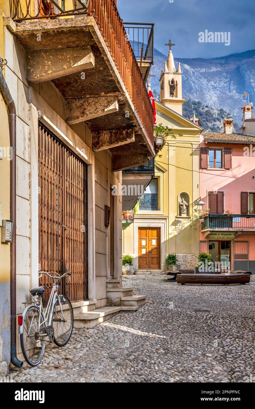 Malerische Straßenecke, Malcesine, Gardasee, Veneto, Italien Stockfoto