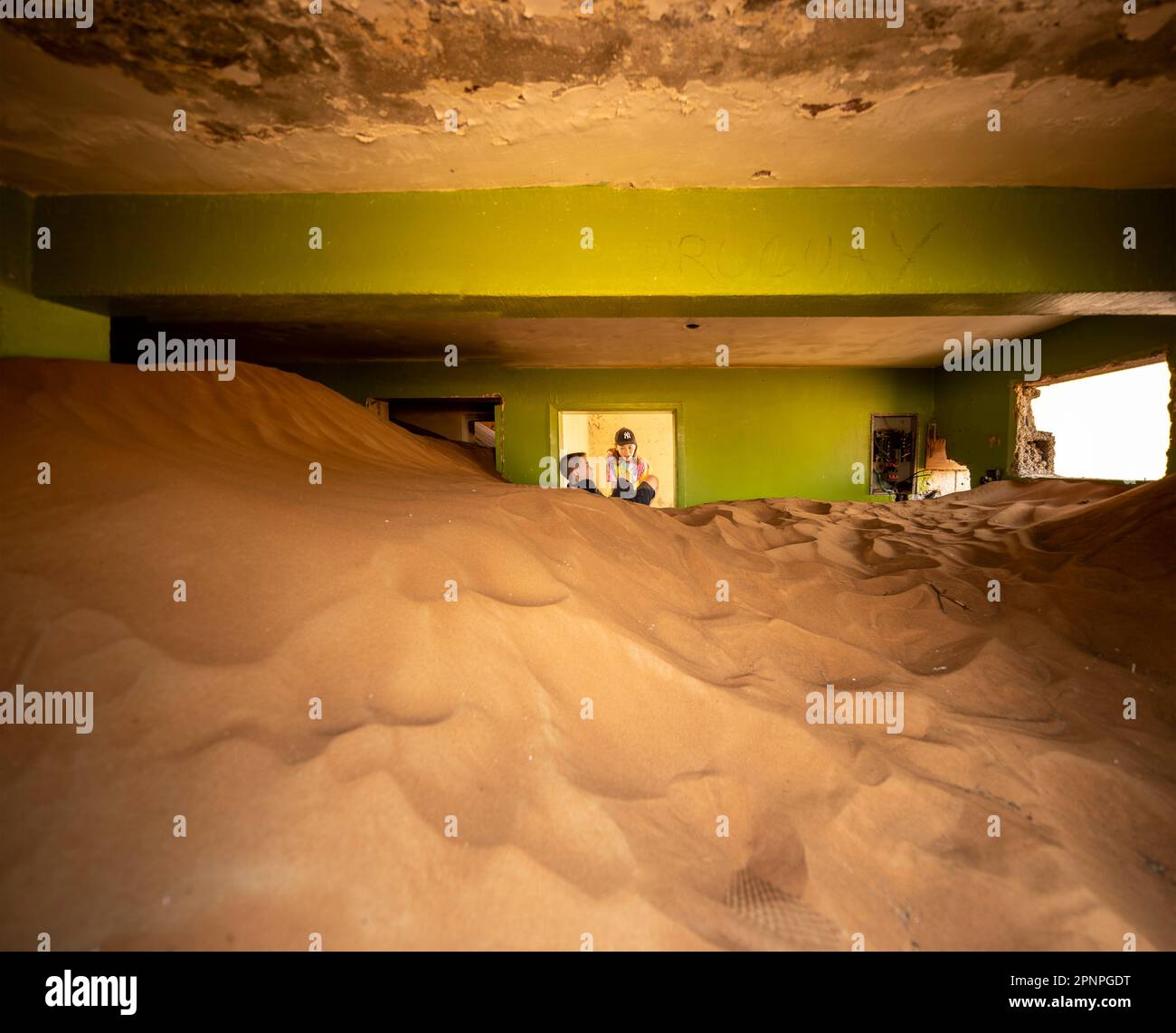 Al Madam ist ein verlassenes Dorf in Dubai. Zeit und Sand haben die Gebäude überrannt, die vor vielen Jahren weggeworfen wurden. Es war Anneis, eine Stadt im Landesinneren Stockfoto