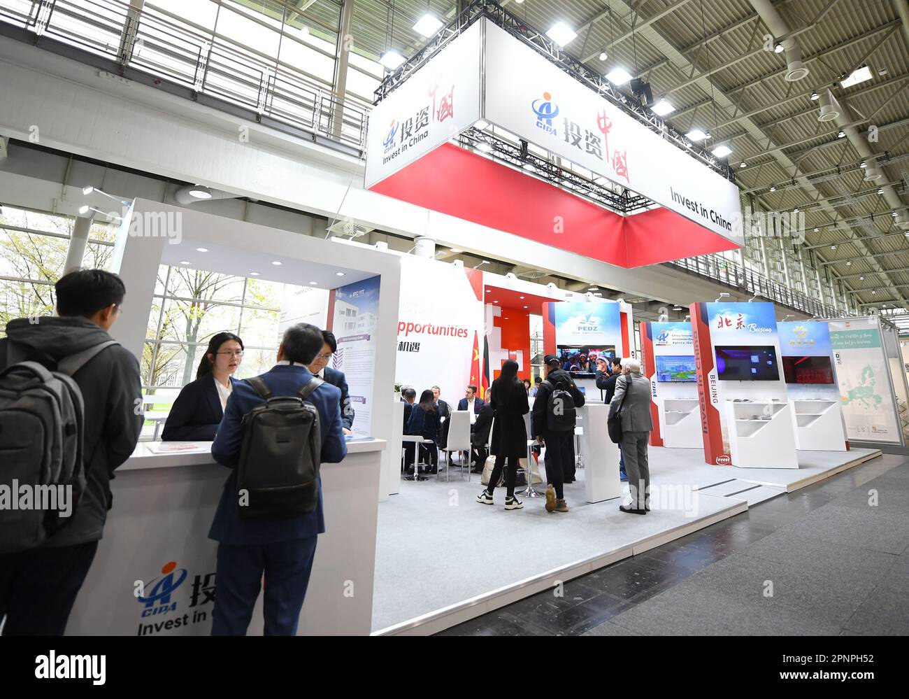 (230420) -- HANNOVER, 20. April 2023 (Xinhua) -- Besucher sehen den Stand von Invest in China auf der Hannover Messe 2023 in Hannover, Deutschland, 18. April 2023. Chinesische Unternehmen sind auf den globalen Märkten wettbewerbsfähig und immer bereit zu lernen und sich zu verbessern, hat Jochen Koeckler, Vorstandsvorsitzender der Deutschen Messe AG, am Mittwoch über die über 800 chinesischen Unternehmen berichtet, die an der Hannover Messe 2023 teilnehmen. Auf der Messe, einer der weltweit größten, die von April 17 bis April 21 stattfindet, werden mehr als 4.000 Unternehmen vorgestellt, die Lösungen für die Produktion und Energie präsentieren Stockfoto