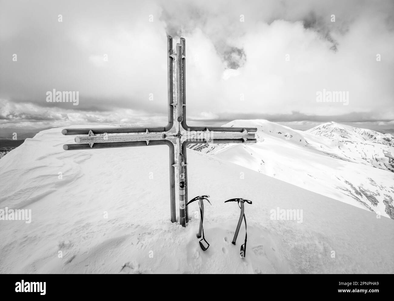 Monti della Laga (Italien) - hohe Schneepegel in den Bergen Monti della Laga, Latium und Abruzzen, genannt Pizzo di Moscio, über 2400 Meter Stockfoto